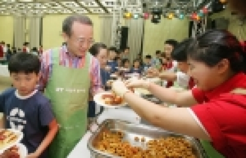 식사 : 남중수 사장이 식사를 하기 위해 배식 받고 있다.