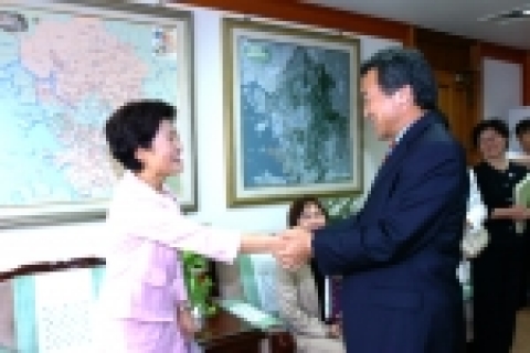 장하진 여성가족부장관이 8월 22일 경기도청을 방문하여 손학규지사를 만나 환담하고 있다.
