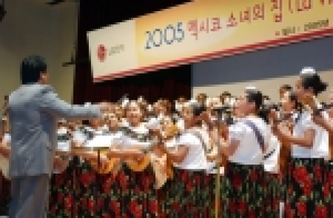 LG전자가 후원하고 있는 멕시코 「소녀의 집」공연단이 22일 LG전자 평택사업장을 방문해 멕시코 전통 악기 를 이용한 연주를 선보이고 있다.