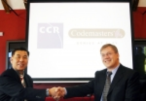 코드마스터즈 영국 사우스햄튼 본사에서 계약 조인식 하는 모습[CCR '윤기수' 부사장(왼쪽), 코드마스터즈 '앤서니 윌리엄스' 최고운영책임자(COO)]