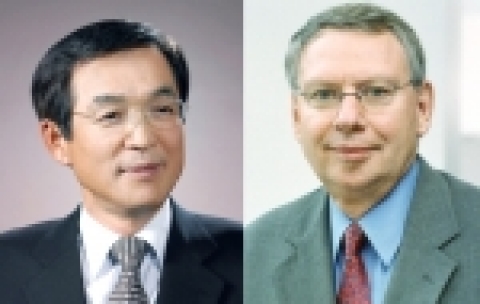 左이영탁 이사장/ 右로버트 찰스 클램코스키 사외이사