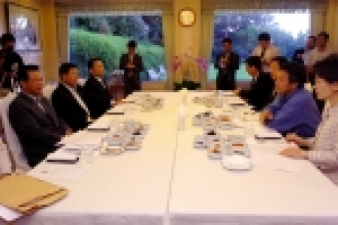 손학규 경기도지사가 8월 23일 수원지장과 용인시장을 공관으로 초청하여 의견을 교환하고 있다.