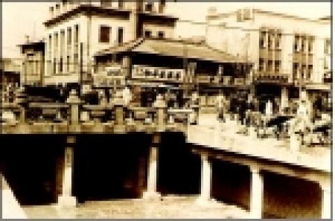 콘크리트로 확장된 광통교 모습(1953년)