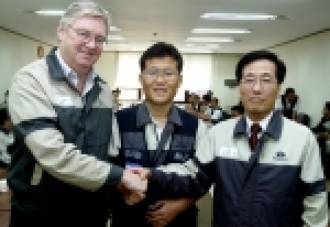 왼쪽부터 닉 라일리 GM DAEWOO 사장, 이성재 대우차 노조위원장, 김석환 대우인천차 사장