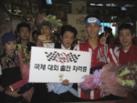 대회 수상자들이 포즈를 취하고 있다(오른쪽에서 두 번째가 우승자 이철용씨)