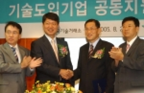 한국기술거래소와 '기술도입기업 공동지원에 관한 업무협약"을 은행권 최초로 체결하는 모습임. 좌로부터 하나은행 중소기업추진본부장 지남선, 하나은행 기업금융그룹대표 김진성, 한국기술거래소 사장 연원석, 한국기술거래소 본부장 김경환