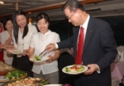 8월 23일 동양화재 원명수 사장이 한강 뷔페 유람선에서 직원들과 함께 가진 간담회 모습