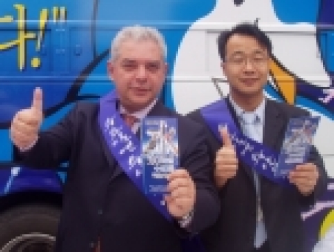 8월 24일(수) 오전 11시 30분, 금천구 시흥동에 위치한 까르푸 시흥점 앞에서 진행된 싱싱회 무료시식행사에서 까르푸의 띠에리 줄랑 상품구매부 상무와 박규태 시흥점장이 