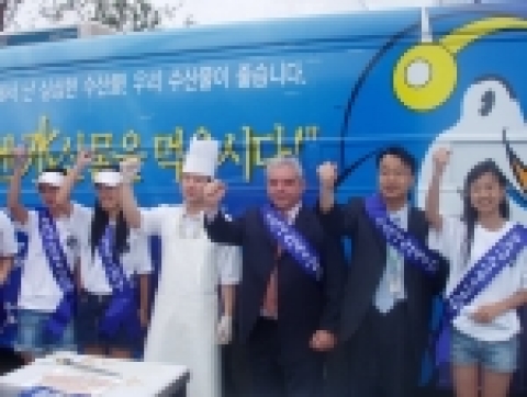 8월 24일(수) 오전 11시 30분, 금천구 시흥동에 위치한 까르푸 시흥점 앞에서 진행된 싱싱회 무료시식행사에서 까르푸의 띠에리 줄랑 상품구매부 상무가 참석해 소비자들과 함께 