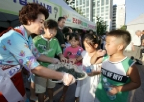 서울시는 6.25전쟁 등 궁핍했던 시절을 회상하게 하는 주먹밥시식회를 8월 23일(화) 18시 서울광장에서 열었다.