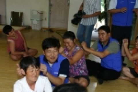 삼성코닝정밀유리 임직원과 협력사 직원들이 천안의 사회보호시설인 사랑과 평화의 집에서 정신지체여성들과 함께 레크레이션을 하며 즐거운 시간을 보내고 있다.