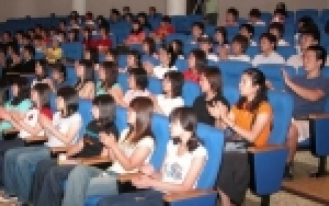 전국대학발명동아리 경진대회에 참가한 학생들이 시상식에 참석하여 박수를 치고 있다.