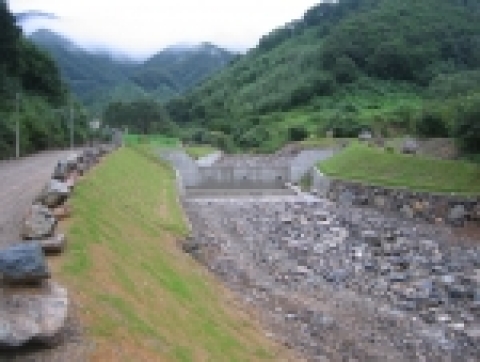 경기도 연천군 신서면 내산리 국유림지역의 사방댐은 물고기의 이동통로인 어도(魚道)를 설치하여 생태·환경적 측면을 조화롭게 살리고 있다.
