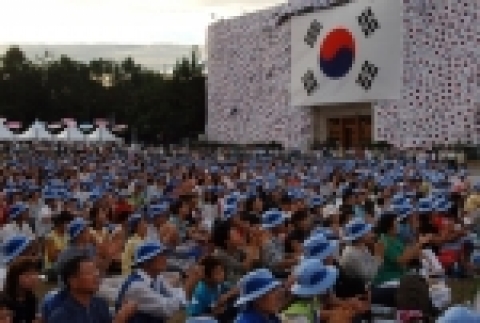 서울시에서는 광복60주년을 맞이하여 ’05.8.10일부터 8.21일까지 12일간 서울시 청사 전면에 설치했던 소형 태극기 무료배부계획을 변경하여  1인1매 1매당 1,000원을 받고 판매하기로 하였다.(청사랑 발대식에서 태극기에 덮힌 서울시청 모습)