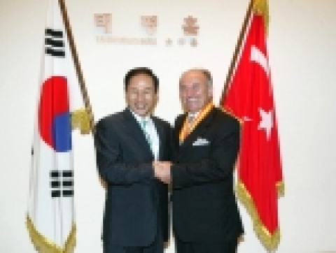 이명박 서울시장은 8월 24일(목) 11시 카디르 톱바스 이스탄불 시장에게 명예시민증을 수여하였다.