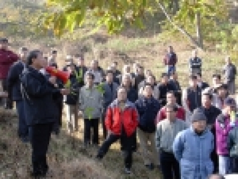 국립 경상대학교(총장 조무제) 농업생명과학대학 산림과학부는 일반 시민과 산주를 대상으로 하는 산림사회교육 아카데미 강좌를 개설한다고 밝혔다. 사진은 지난해 현장 교육 모습.