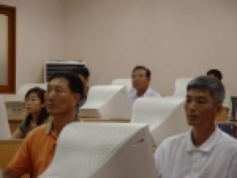 제주도농업기술원에서 실시하고 있는 농업인 홈페이지 제작 교육에 참가한 농업인들이 진땀을 흘리며 자기만의 홈페이지를 만드느라 여념이 없다.