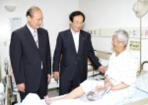 황철곤 마산시장은 25일 오전 마산의 토종시인 이선관(63)씨가 입원해 있는 마산의료원 712호실를 찾았다.