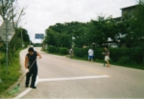 고양시 덕양구 흥도동은 '우리 마을은 우리 손으로 깨끗하게 하자'는 마음으로 학생, 지역주민 및 공무원 등 50여명이 참여한 가운데 최근「마을안길 대청소」행사를 