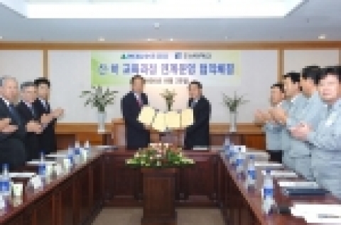 김주훈 조선대학교 총장은 8월 25일 오후 3시30분 현대삼호중공업 사장실에서 강수현 대표이사와 산학협력 활성화를 위한 산학 교육과정 연계운영 협약을 체결했다.