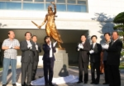 전북대학교는 8월 23일 화요일 오후 6시 진수당 앞에서 조배숙 국회의원, 최규호 교육감, 두재균 총장, 계낙영 예술대 학장, 김승환 학과장 및 법대 교수, 본부 보직교수 등이 참