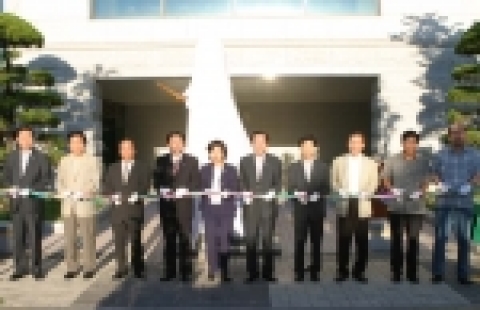 전북대학교는 8월 23일 화요일 오후 6시 진수당 앞에서 조배숙 국회의원, 최규호 교육감, 두재균 총장, 계낙영 예술대 학장, 김승환 학과장 및 법대 교수, 본부 보직교수 등이 참
