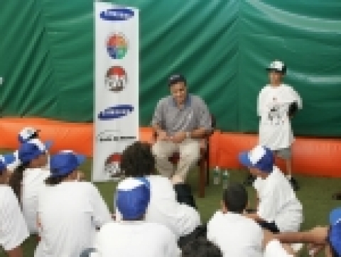 삼성전자는 25일(한국시간) 美 메이저리그 뉴욕 양키스의 조 토레(Joe Torre) 감독과 함께 불우 어린이를 위한 '사랑의 야구 교실' 자선행사를 벌였다. 이날 삼성전자는 서킷시티와 함께 '어린이를 위한 홈런(Home Run for Kids)' 프로그램으로 모금한 10만불을 전달했다. 조 토레 감독이 어린이들에게 야구 강의를 하고 있다.