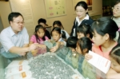 조흥은행은 보육원 어린이들을 초청하여 CS아카데미, 조흥금융박물관, 서울역사박물관을 견학하는 어린이 경제교실을 25일과 26일 이틀간 개최했다