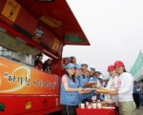 한국피자헛의 피자헛 사랑나누기 차량은 지난 8월 25일에 한국사랑의집짓기운동연합회의 사랑의 집짓기 행사 현장을 방문해 피자나누기 자선활동을 하며 따뜻한 이웃 사랑의 정을 실천했다.