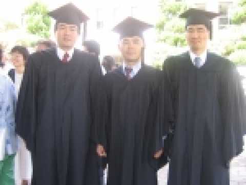 26일 개최된 전남대학교 인문대학 2004학년도 후기 학위수여식에서 명예졸업장을 받은 중문학과 조진형씨, 정정섭씨, 국문학과 이형각씨(왼쪽부터)