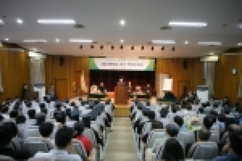전남대는 26일 오전 11시 법과대학 등 10개 단과대학에서 2004학년도 후기 학위수여식을 개최해 명예박사 1명, 박사 76명, 석사 357명, 학사 894명, 명예졸업 10명, 학점은행제 학사 1명 등 총 1천339명에게 학위를 수여했다.