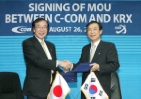 한국증권선물거래소(KRX)는 8월 26일(금) 오후 2시 서울사옥에서 일본중부상품거래소(C-COM)와 상호협력 및 정보교환을 주요내용으로 하는 양해각서(MOU：Memorandum of Understanding)를 체결하였다.