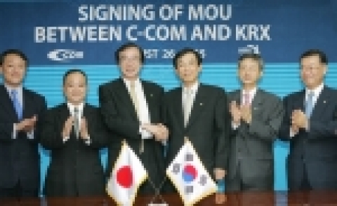 한국증권선물거래소(KRX)는 8월 26일(금) 오후 2시 서울사옥에서 일본중부상품거래소(C-COM)와 상호협력 및 정보교환을 주요내용으로 하는 양해각서(MOU：Memorandum of Understanding)를 체결하였다.