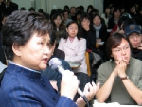 지난 2004년 11월 연세대학교에서 학생들을 대상으로 성매매방지법 시행에 관한 강의를 하고 있는 모습