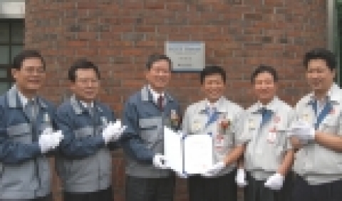중소기업에 대한 직접투자시대를 연 신용보증기금의 김규복 이사장(사진 왼쪽에서 세번째)이 26일 투자기업인 (주)듀링 대표이사 고진성(사진 왼쪽에서 네번째)사장에게 투자인증서 전달과 함께「KCGF-Partner」현판식을 갖고 활짝 웃고 있는 모습