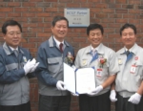신용보증기금은 26일 직접투자기업인 인천 남동공단에 있는 (주)듀링사업장에서 투자인증서 전달과 「KCGF-Partner」현판식을 가졌다.(사진 왼쪽에서 두번째 신보 김규복 이사장, 세번째 (주)듀링 고진성 사장)