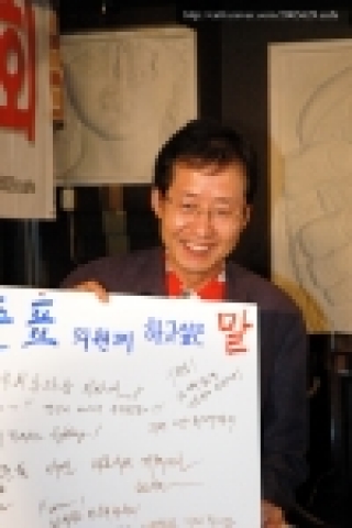네티즌 모임인 629국민실천운동 회원들의 홍준표의원에게 하고 싶은 말을 전달 받는 홍준표의원