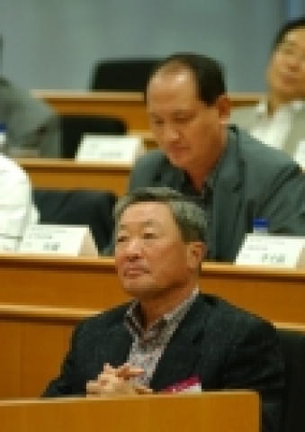 구본무 LG회장과 CEO들이 '고객만족'경영의 진척상황을 점검하고, 고객만족도를 높이기 위한 방안에 대해 논의하고 있는 모습