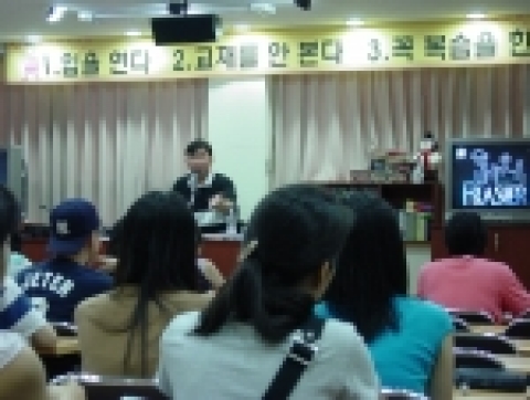 안병규어학원TV시리즈 영어수업 장면.