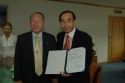 최기석(부천제일감리교회 원로목사 및 안산제일대학 이사장, 80세)씨 가족 4명은 금년 80세를 맞이하여 가족들의 뜻을 모아 어려운 이웃에게 전달되길 희망하며 백미80포(40kg)를 26일 부천시에 기증했다.