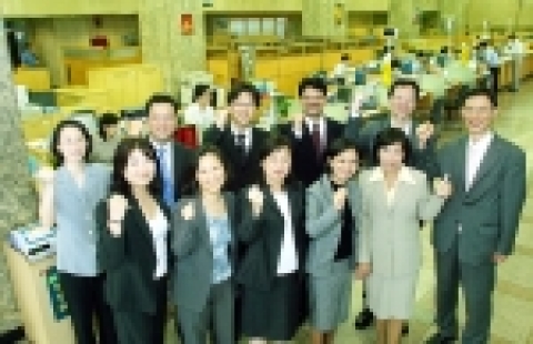 조흥은행과 신한은행은 “국외점포 현지직원의 소속감 및 애행심 고취, 한국문화에 대한 이해, 현지 우수인력의 선진 금융 Know-How 교류를 통하여 국외 점포 업적 신장을 목적으로 하는 연수를 8월 29일부터 9월 3일까지 실시한다”고 밝혔다.