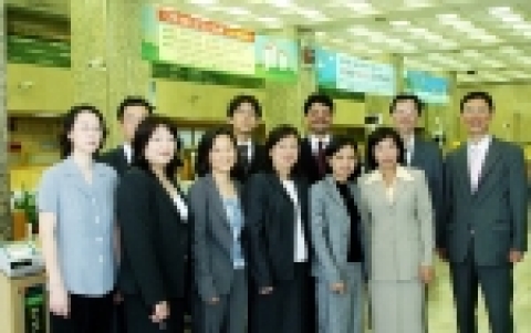 조흥은행과 신한은행은 “국외점포 현지직원의 소속감 및 애행심 고취, 한국문화에 대한 이해, 현지 우수인력의 선진 금융 Know-How 교류를 통하여 국외 점포 업적 신장을 목적으로 하는 연수를 8월 29일부터 9월 3일까지 실시한다”고 밝혔다.