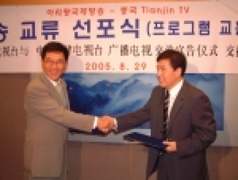 사진 왼쪽은 아리랑국제방송 김승종 방송본부장, 오른쪽은 천진TV 이가승(Ligia.Sen) 천진TV 국제부 매니저