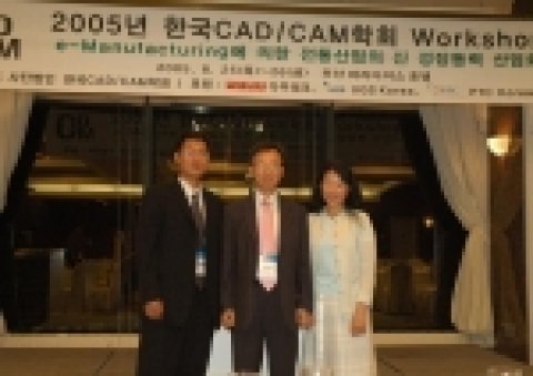 CAD/CAM 워크숍에서 은상을 수상한 김영일씨(왼쪽), 전차수 교수, 김리라싸(오른쪽)