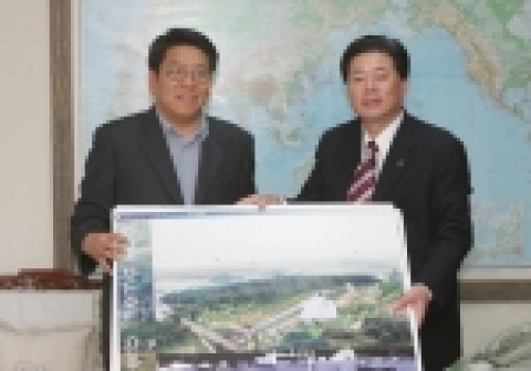 전북대학교 두재균 총장은 29일(월) 오전 11시 남원시 최진영 시장을 만나 전북대학교가 용역을 통해 확보한 ‘허브 테마파크 기본 조성안’을 건넸다.