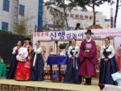 한국문화재보호재단은 지난 4월 17일 인사동에서 개최하여 국내외 관광객들로부터 큰 호응을 얻은 『전통혼례신행길놀이』에 신랑신부로 출연할 내외국인을 연중 모집한다. 