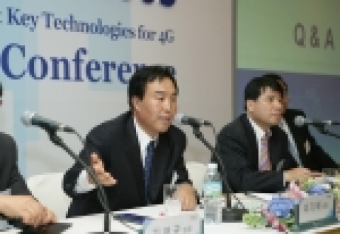 29일 제주 신라호텔에서 열린 '삼성 4G 포럼 2005'에서 기자간담회를 하는 삼성전자 이기태 사장 