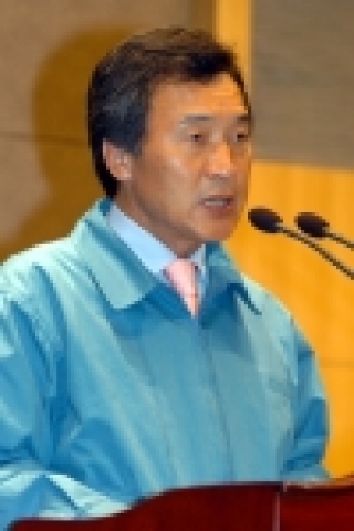 손학규 경기도지사가 8월 29일 성남 시청에 방문하여 인사말을 하고 있다.