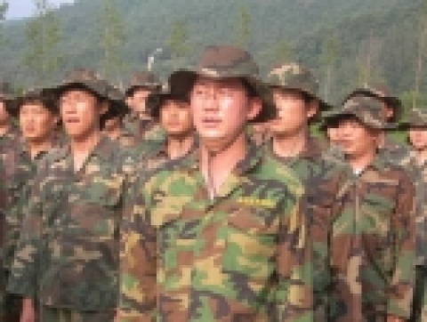해병대캠프에 참가한 SK텔레시스 임직원들이 열의를 다지고 있다.