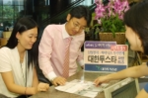 대한투자증권(사장 趙王夏)은 30일 삼성전자 및 하이닉스 보통주를 기초자산으로 한 파생상품(ELS, 주가지수연계증권)에 투자하는 매6개월 조기상환형 상품 ‘대한 투스타 ⅩⅣ 파생 1호’를 9월2일까지 모집 판매한다고 밝혔다.